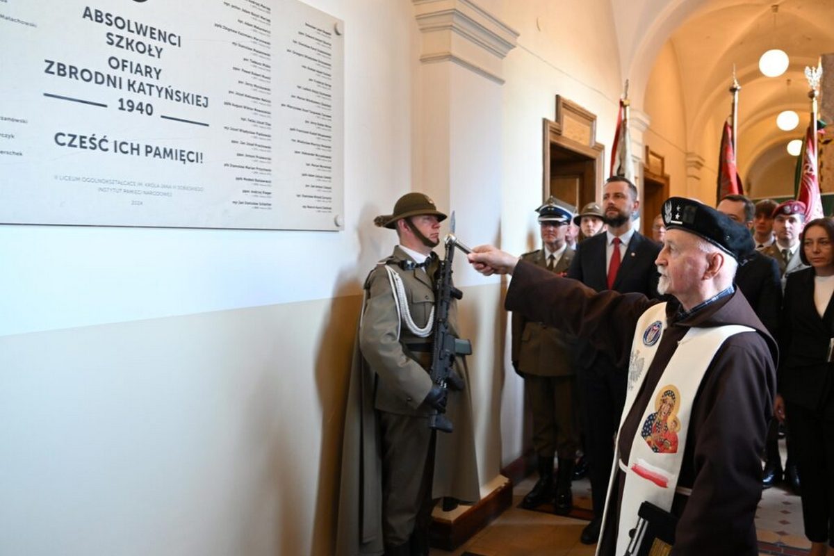 Odsłonięcie tablicy ofiar Zbrodni Katyńskiej w II Liceum Ogólnokształcącym - Fotografia: Artur Barbarowski